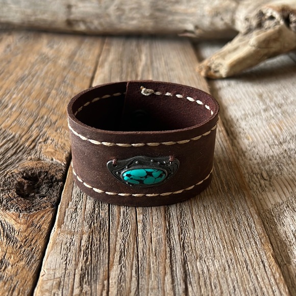 Handmade leather cuff bracelet - Picture 1 of 8